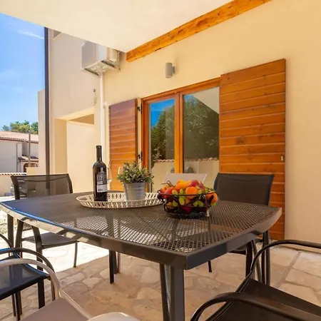 Mit Privatpool Fuer 10 Personen Ca 175 Qm In Peroj, Istrien Istrische Riviera Nyaraló Peroj
